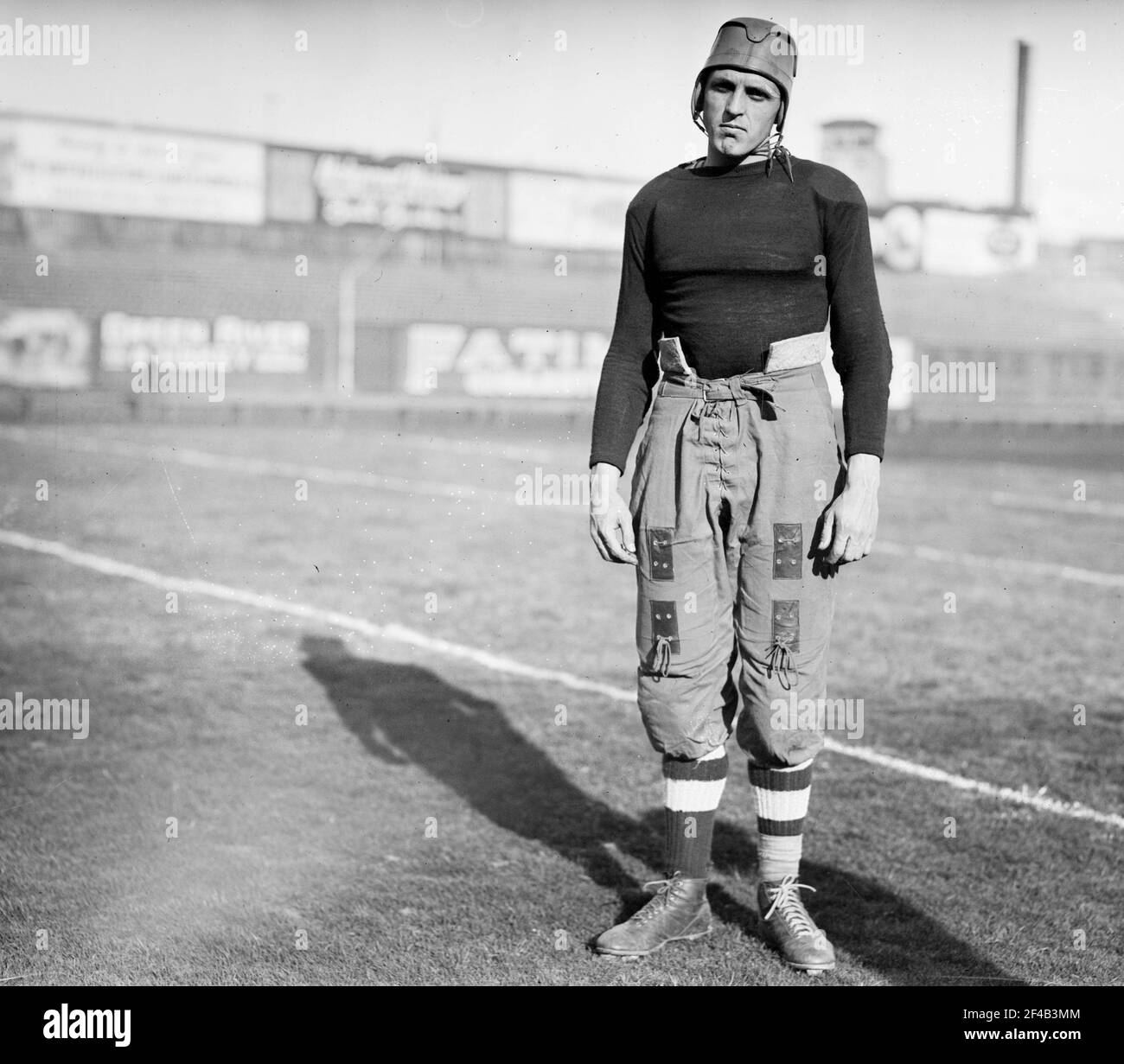 L. R. (Leslie Russell) Clark (classe de 1918), qui était un quarterback frais pour l'équipe de football de l'Université Brown - CA. 24 octobre 1914 Banque D'Images