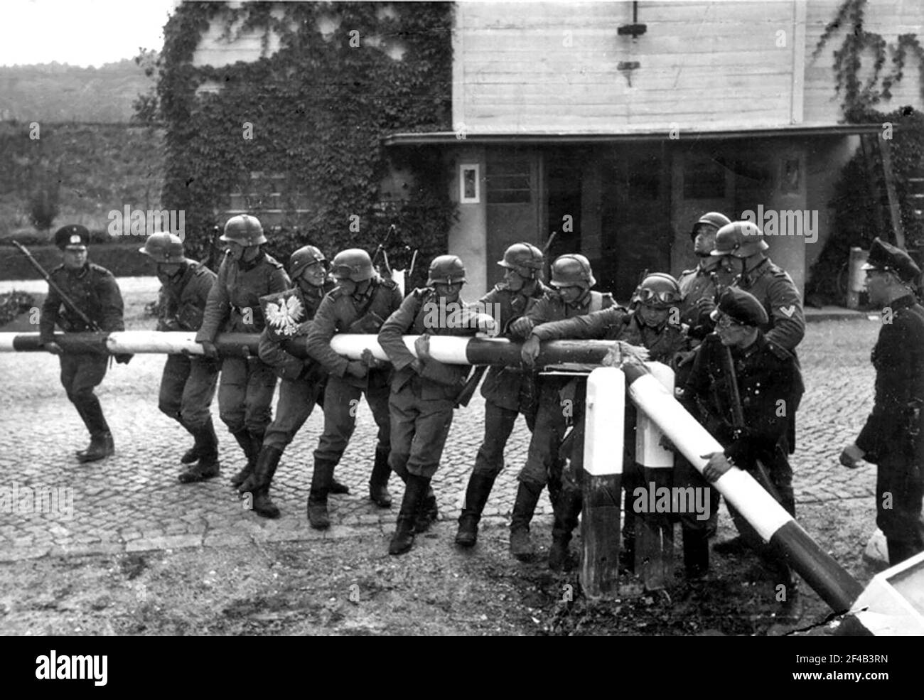 La police et les autorités de la coutume de la ville libre de Danzig réédictent le retrait du poste frontalier polonais à Sopot le 1er septembre 1939 Banque D'Images