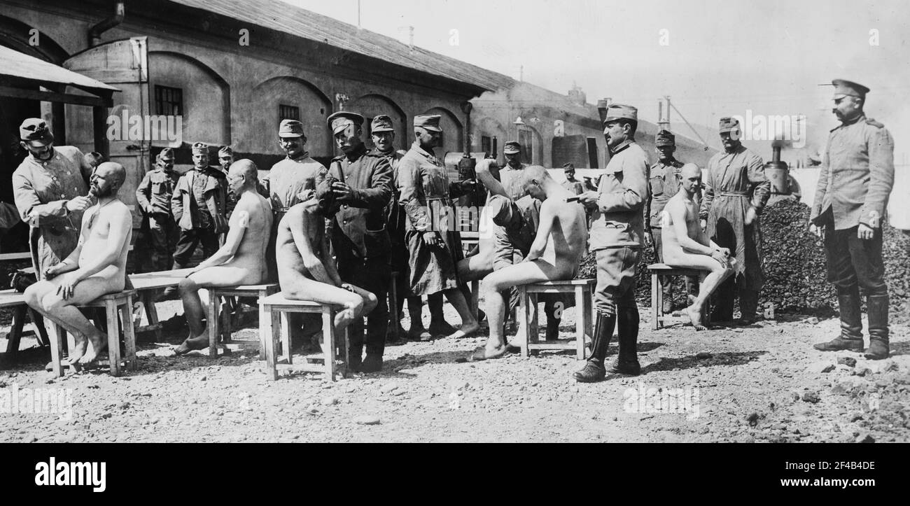 Les soldats allemands ayant leur tête rasée pendant la première Guerre mondiale ne peuvent pas. 1914-1915 Banque D'Images