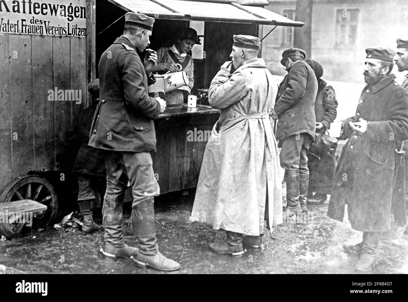 Soldats dans un wagon-café à Lotzen, en Prusse de l'est, (maintenant Gizycko, Pologne) pendant la première Guerre mondiale CA. 1910-1915 Banque D'Images
