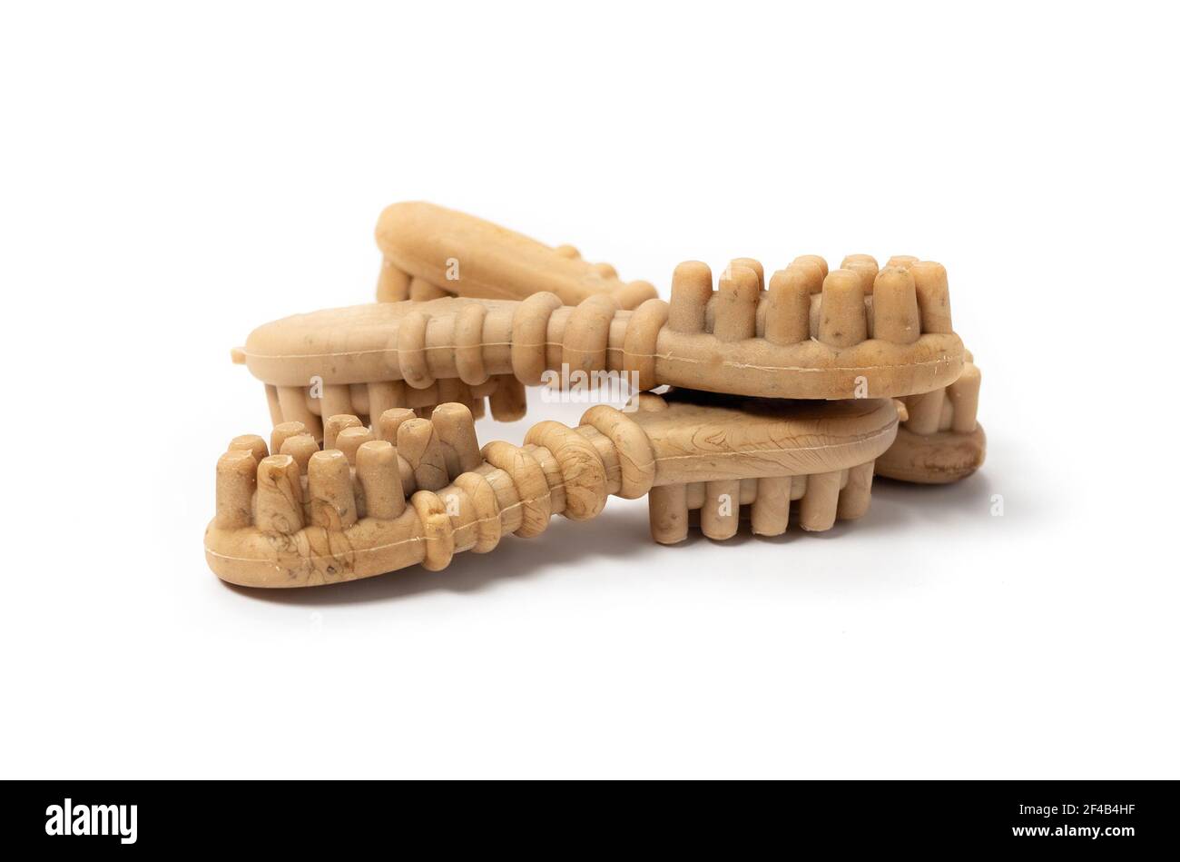 Bâtonnets de mâcher pour chiens, vue avant. Plusieurs bâtons de traitement pour chiens pour des dents plus fortes, de meilleures gencives et une meilleure respiration. Gâteries de soins dentaires pour chiens. Banque D'Images