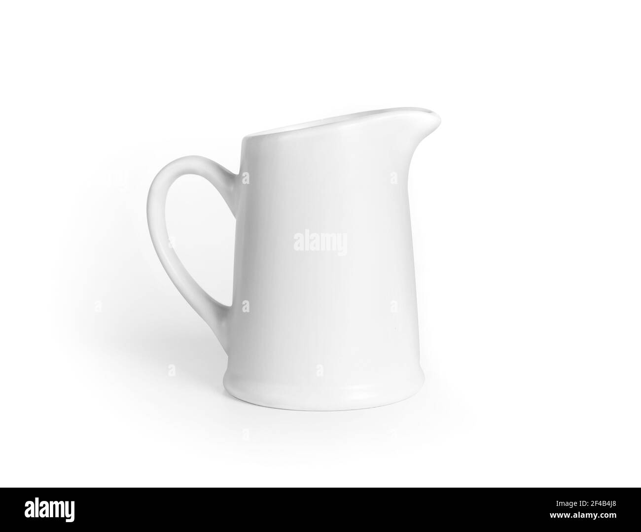 Petit pichet ou pichet en céramique avec poignée. Vierge, blanc cassé et à col étroit pour verser des liquides tels que le lait, la crème, le thé ou la sauce. Pas d'étiquetage, idéal Banque D'Images