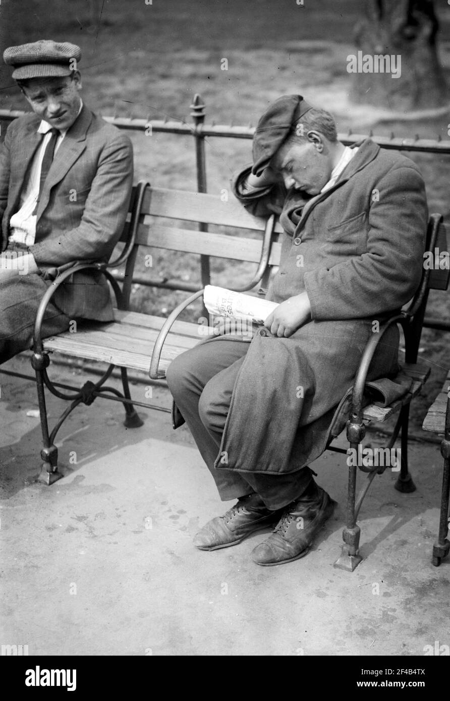 Homme dormant sur un banc de parc à Union Square CA. 1910-1915 Banque D'Images