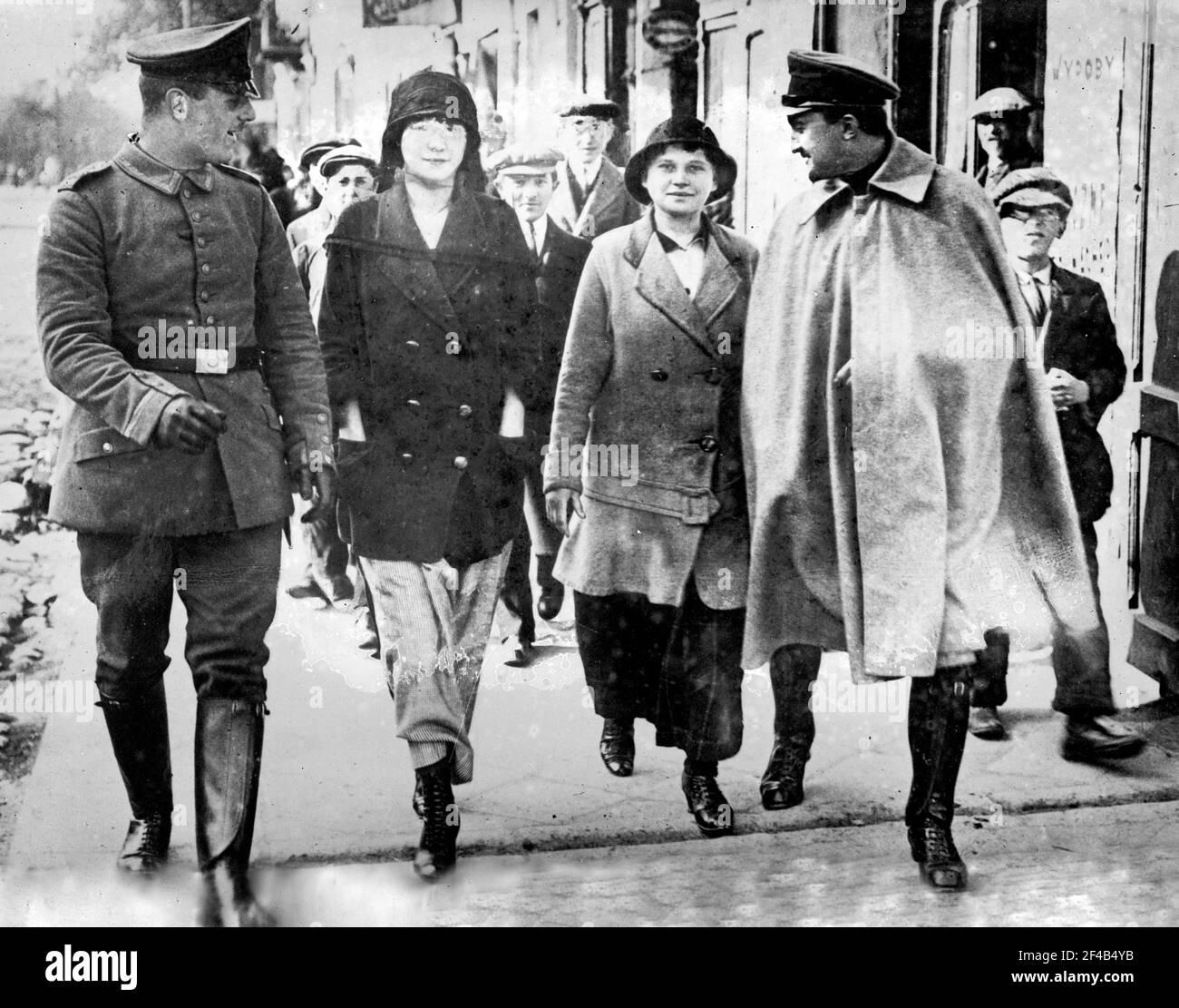 Les soldats allemands marchant avec des femmes dans une ville russe pendant la première Guerre mondiale. 1914-1915 Banque D'Images