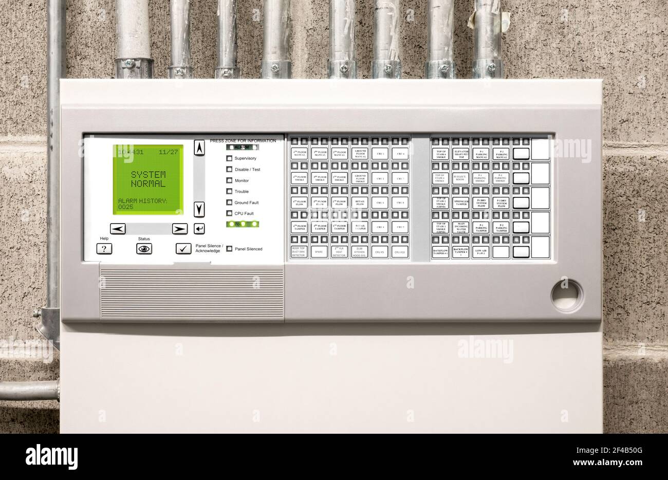 Panneau de commande d'un système d'alarme incendie à un étage dans la salle électrique d'un bâtiment résidentiel ou commercial. Le système fonctionne normalement, aucune erreur ne s'affiche. Banque D'Images