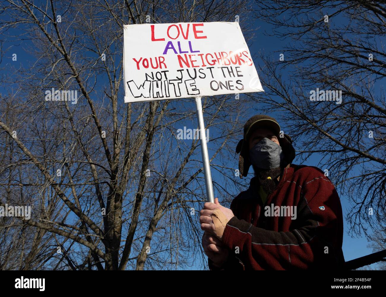 19 mars 2021, place Shawsheen, Andover, Massachusetts, Etats-Unis: Les manifestants se rassemblent pour protester contre la discrimination et les crimes de haine contre les insulaires d'Asie et du Pacifique lors du rassemblement « We Stand Against Asian Hate » à Andover. Robert Aaron long, un tireur blanc aurait ciblé des salons de massage américains et asiatiques autour d'Atlanta et aurait tué huit personnes dans une série de fusillades, dont six femmes d'origine asiatique le 16 mars 2021. Les crimes haineux contre les Asiatiques et les Américains ont augmenté de façon spectaculaire durant la pandémie. Credit: Keiko Hiromi/AFLO/Alay Live News Banque D'Images