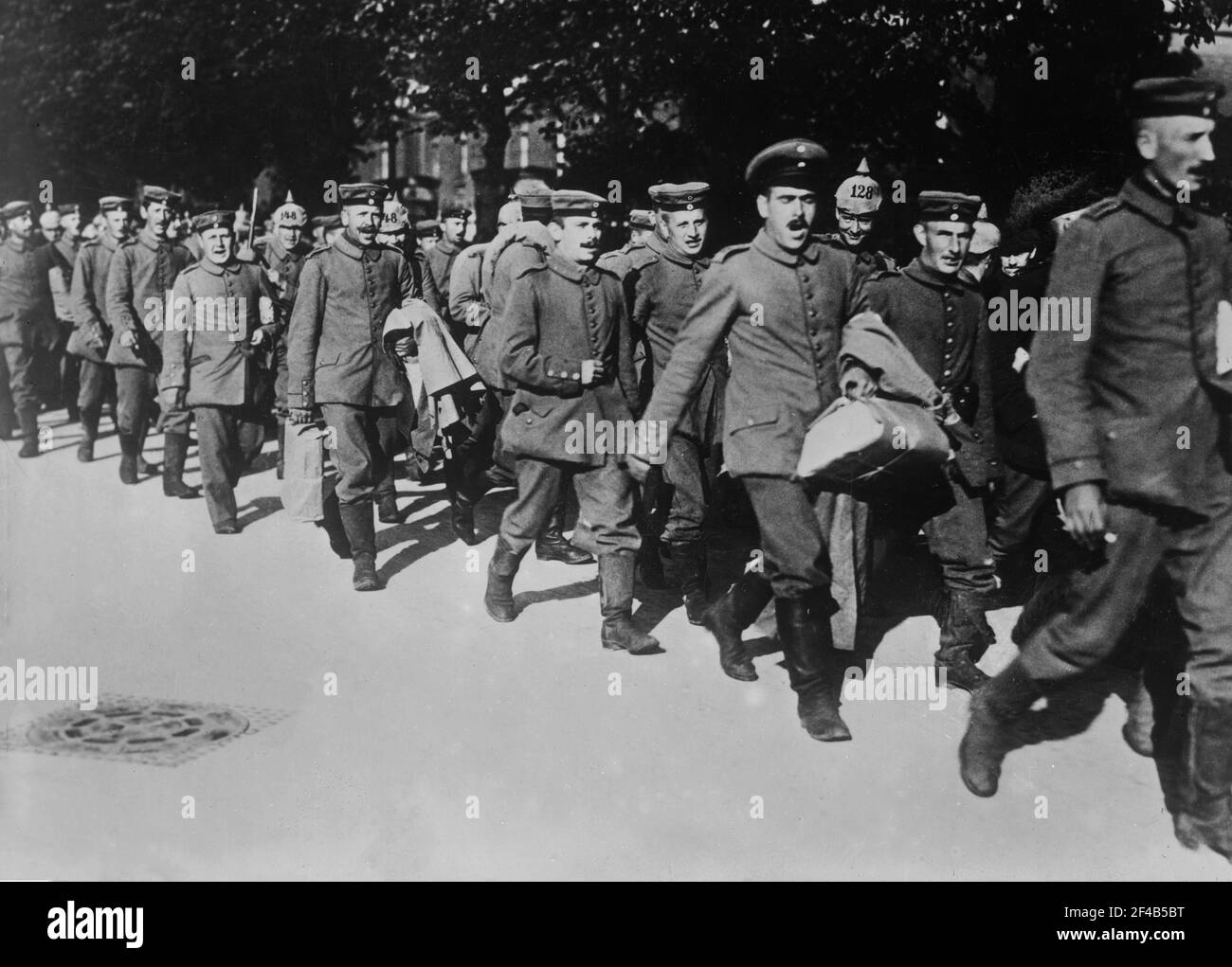 Les soldats allemands marchent et chantent dans la rue pendant la première Guerre mondiale. 1914-1915 Banque D'Images