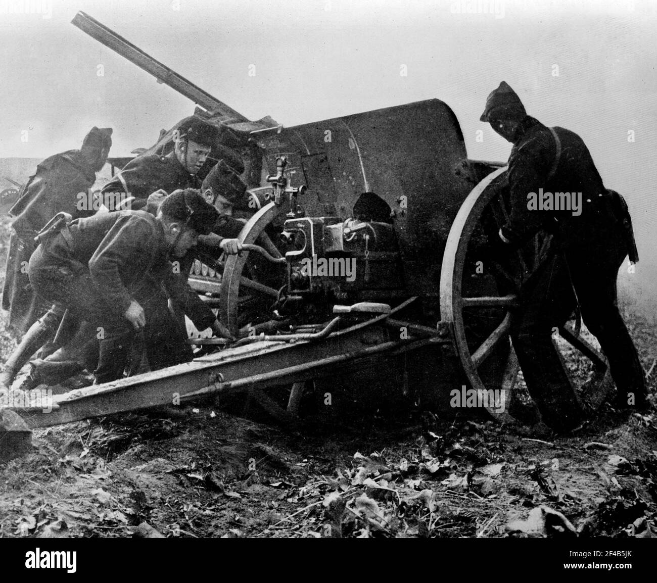 Soldats belges avec un grand canon, pendant le siège d'Anvers par l'armée allemande pendant la première Guerre mondiale CA. 1914 Banque D'Images