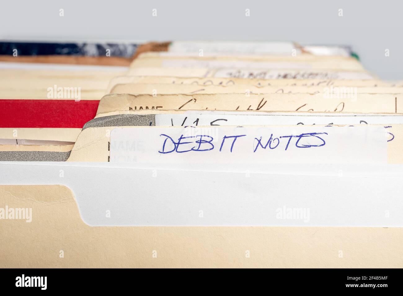 Groupe de dossiers papier avec étiquette « notes de baii » écrite à la main, gros plan. Permet d'organiser les fichiers. Mémos et notes importantes. Gestion d'entreprise. Banque D'Images