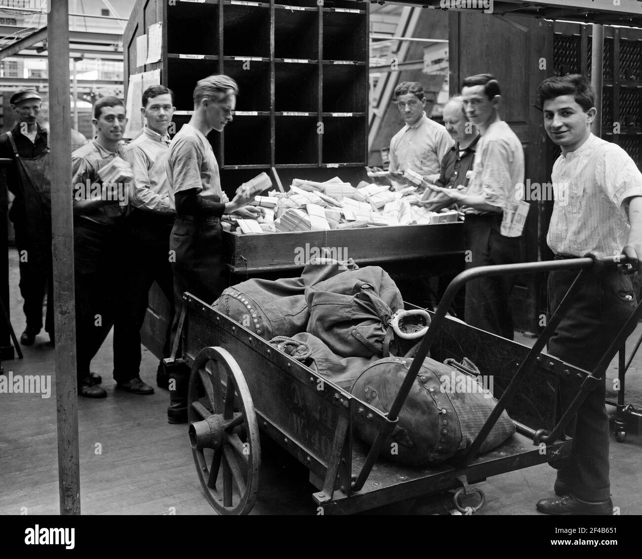 Les hommes qui trient le courrier au bureau de poste du terminal de Pennsylvanie (bâtiment du bureau de poste général), maintenant appelé le bâtiment James A. Farley, situé au 421 huitième Avenue, New York City CA. 1914-1915 Banque D'Images