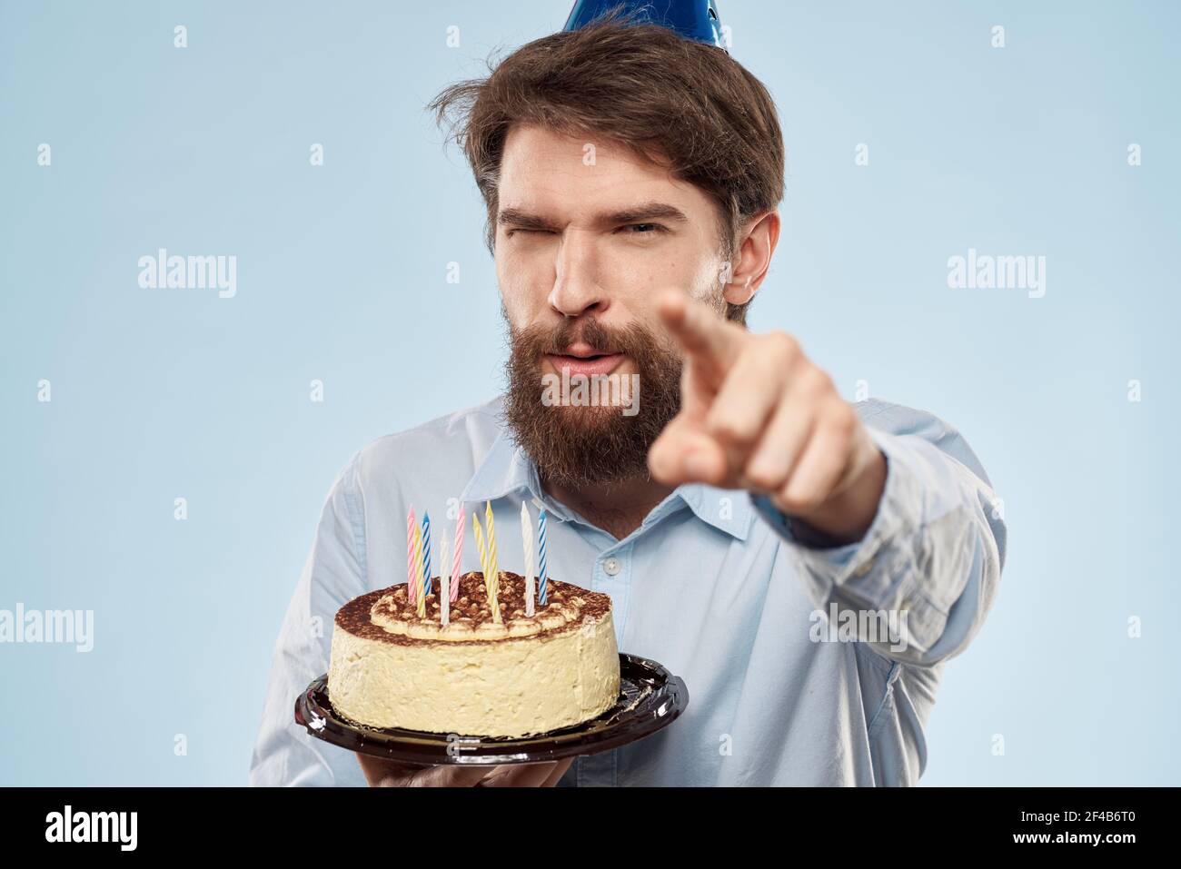 Un Homme Solitaire Dans Une Chemise Avec Un Gateau Dedans Sa Main Celebre Son Anniversaire Photo Stock Alamy Un Homme Solitaire Dans Une Chemise Avec Un Gateau Dedans Sa Main Celebre Son Anniversaire Photo Stock Alamy