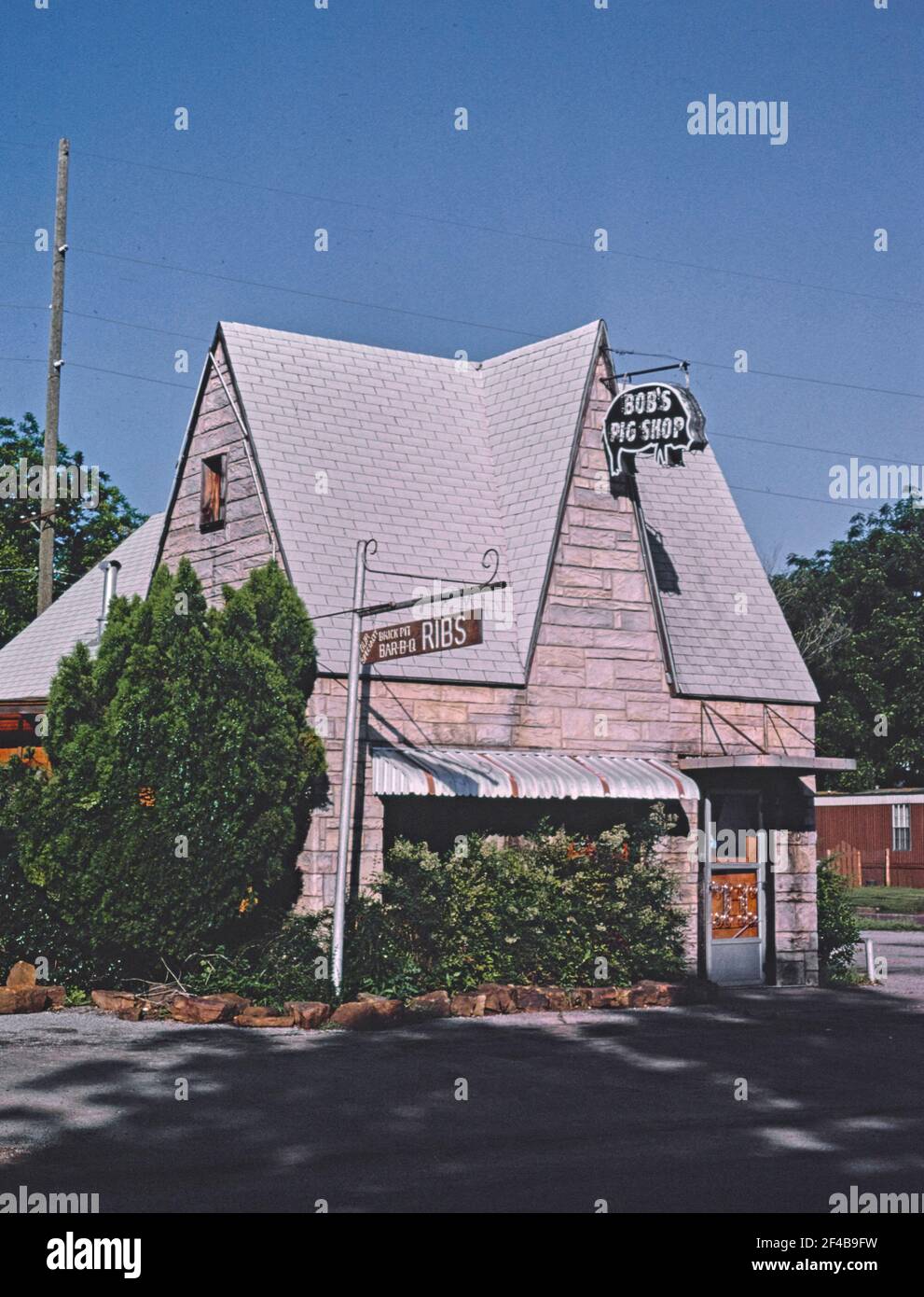 Station-service (Bob's Pig Shop) vue verticale route 77 Pauls Valley Oklahoma ca. 1982 Banque D'Images