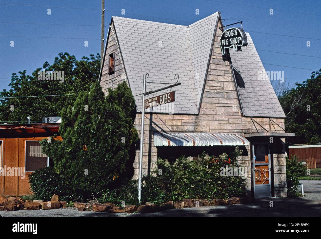 Station-service (Bob's Pig Shop) vue horizontale route 77 Pauls Valley Oklahoma ca. 1982 Banque D'Images