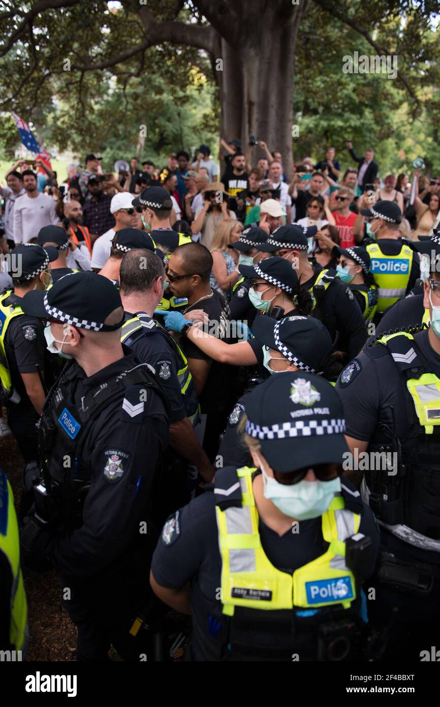 Melbourne, Australie 20 mars 2021, UNE personne d'intérêt est entourée par la police après le Flagstaff Gardens Freedom Rally lors d'une manifestation dans le cadre d'un « World Wide Rally for Freedom » prévu pour appeler à la liberté de choix, de parole et de mouvement. Crédit : Michael Currie/Alay Live News Banque D'Images