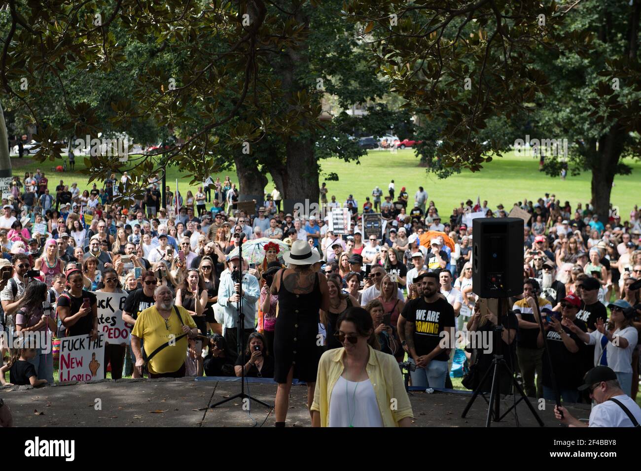 Melbourne, Australie 20 mars 2021, UN conférencier et la foule lors d'un rassemblement de liberté à Flagstaff Gardens. Une manifestation dans le cadre d'un "rassemblement mondial pour la liberté" qui a été organisé pour appeler à la liberté de choix, de parole et de mouvement. Crédit : Michael Currie/Alay Live News Banque D'Images
