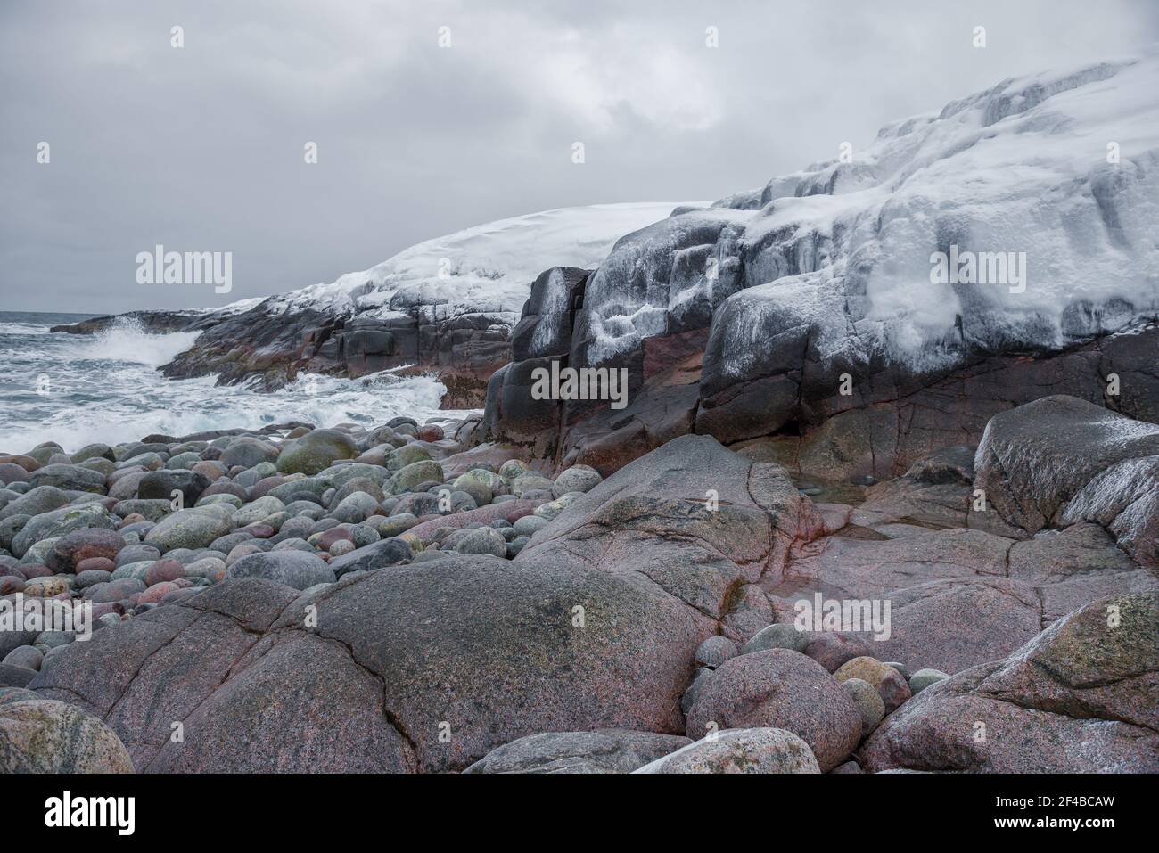 Des falaises gelées sur les rives de l'océan Arctique le jour sombre de février. Quartier du village de Teriberka. Région de Mourmansk, Russie Banque D'Images