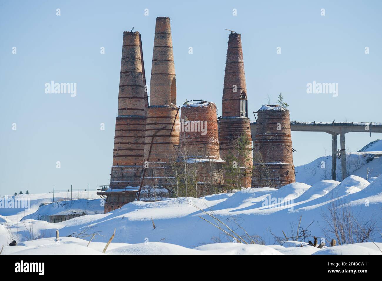 Vue sur les ruines des fours à chaux dans une usine de marbre et de chaux abandonnée, dans un après-midi ensoleillé de mars. Ruskeala, Carélie Banque D'Images