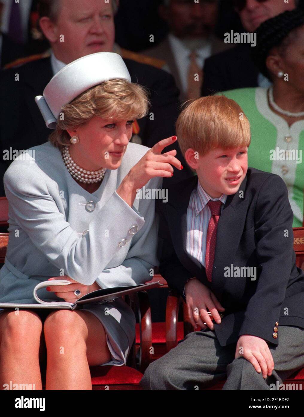 Photo du dossier datée du 7/5/1995 de la princesse de Galles avec son jeune fils le prince Harry. Le duc de Sussex a réfléchi à la douleur de la mort de sa mère dans une préface à un livre pour les enfants des travailleurs de la santé qui sont morts dans la pandémie. Harry écrivit la mort de Diana en 1997 quand il était âgé de 12 ans avait laissé Òa grand trou à l'intérieur de meÓ mais qu'il a finalement été rempli de 'l'amour et du soutien', selon les temps. Date de publication : samedi 20 mars 2021. Banque D'Images