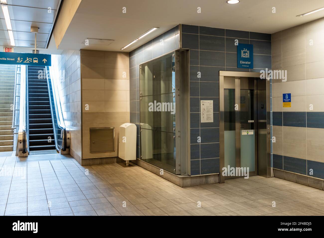 Intérieur de l'escalier roulant et de l'ascenseur de la station Waterfront. Ligne de métro SkyTrain Canada. Vancouver, Canada. Banque D'Images