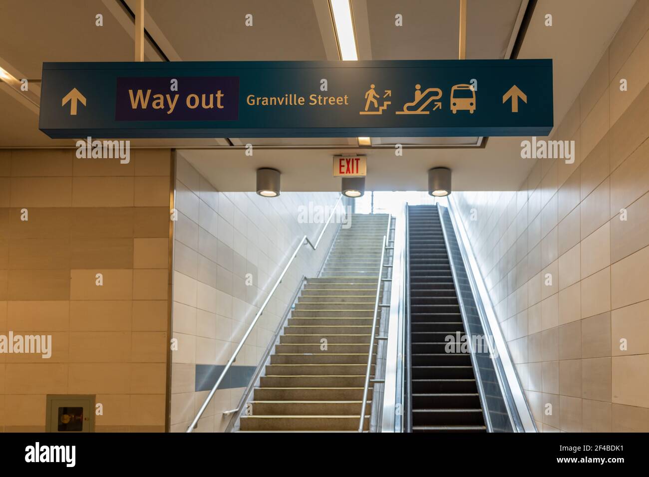 Intérieur de l'escalier roulant de la station Waterfront. Ligne de métro SkyTrain Canada. Vancouver, Canada. Banque D'Images