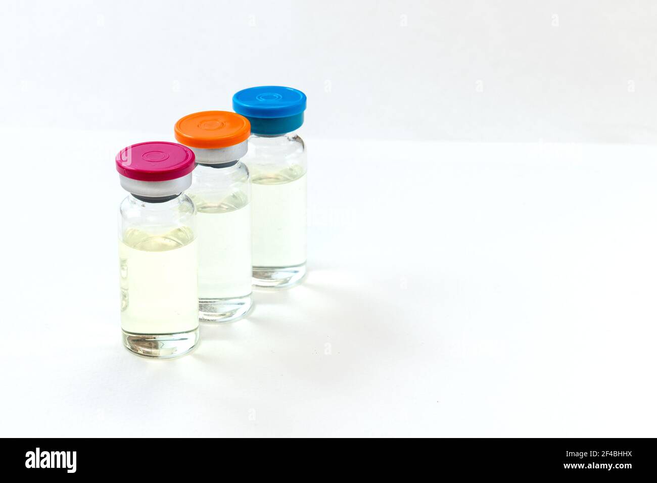 Vaccin coronavirus, flacon, dose, vaccin antigrippal, injection hypodermique de vaccination, sur fond blanc. Concept de vaccination. Flacons de vaccins non étiquetés. Banque D'Images