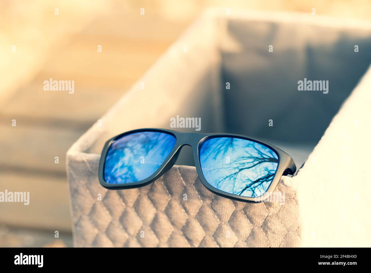 Lunettes de soleil classiques avec verres bleus photographiez à l'extérieur dans un gros plan de jour d'été. Mise au point sélective Banque D'Images
