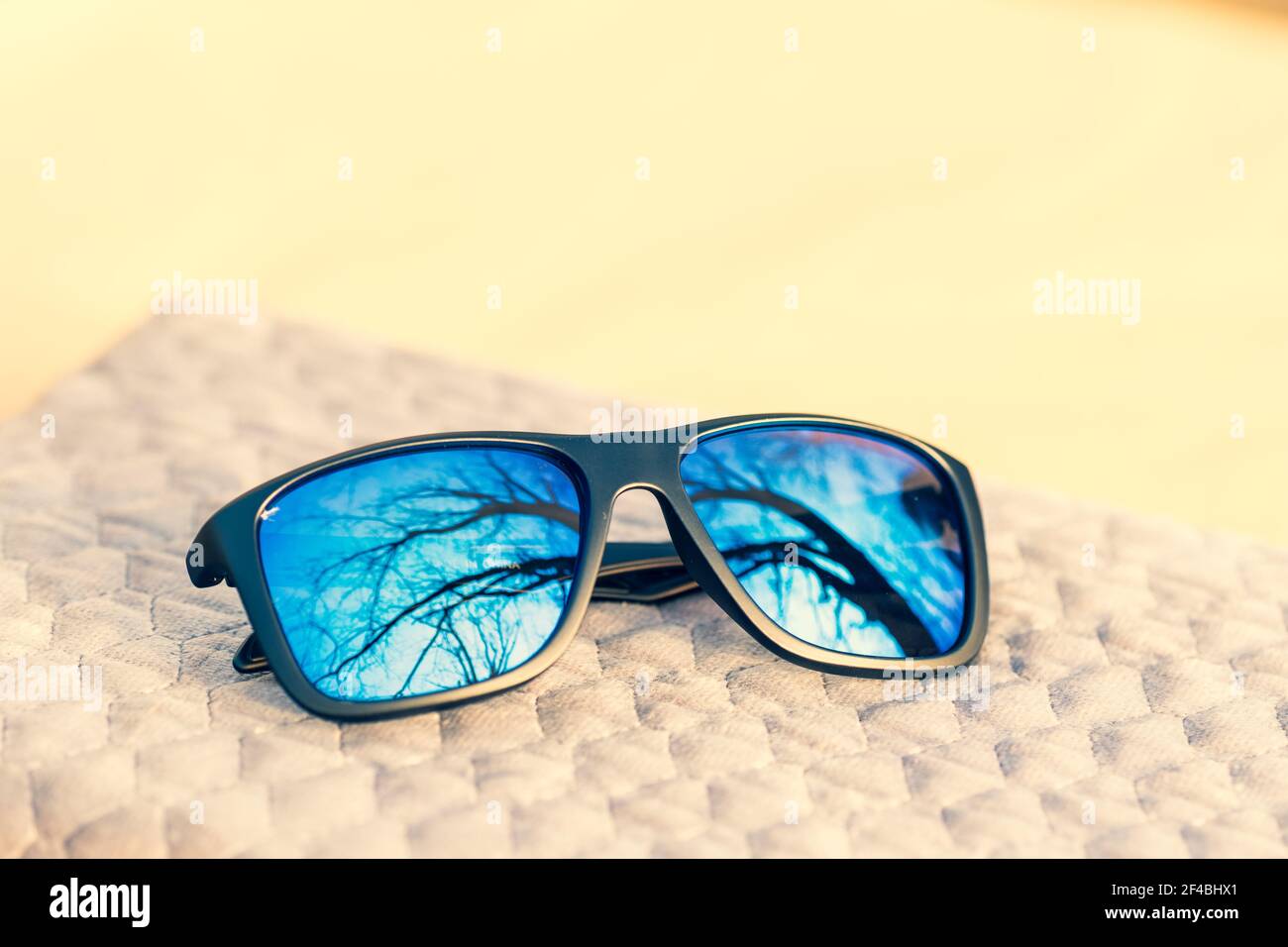 Lunettes de soleil classiques avec verres bleus photographiez à l'extérieur dans un gros plan de jour d'été. Mise au point sélective Banque D'Images