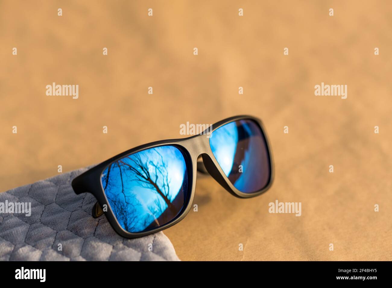 Lunettes de soleil classiques avec verres bleus photographiez à l'extérieur dans un gros plan de jour d'été. Mise au point sélective Banque D'Images