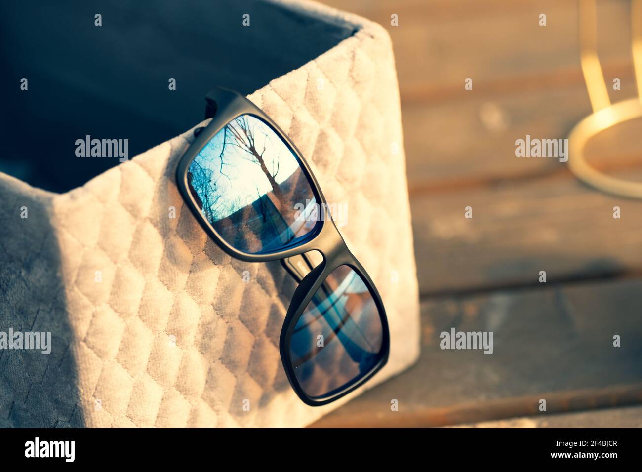 Lunettes de soleil classiques avec verres bleus photographiez à l'extérieur dans un gros plan de jour d'été. Mise au point sélective Banque D'Images
