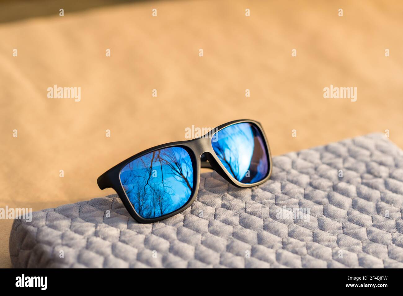 Lunettes de soleil classiques avec verres bleus photographiez à l'extérieur dans un gros plan de jour d'été. Mise au point sélective Banque D'Images