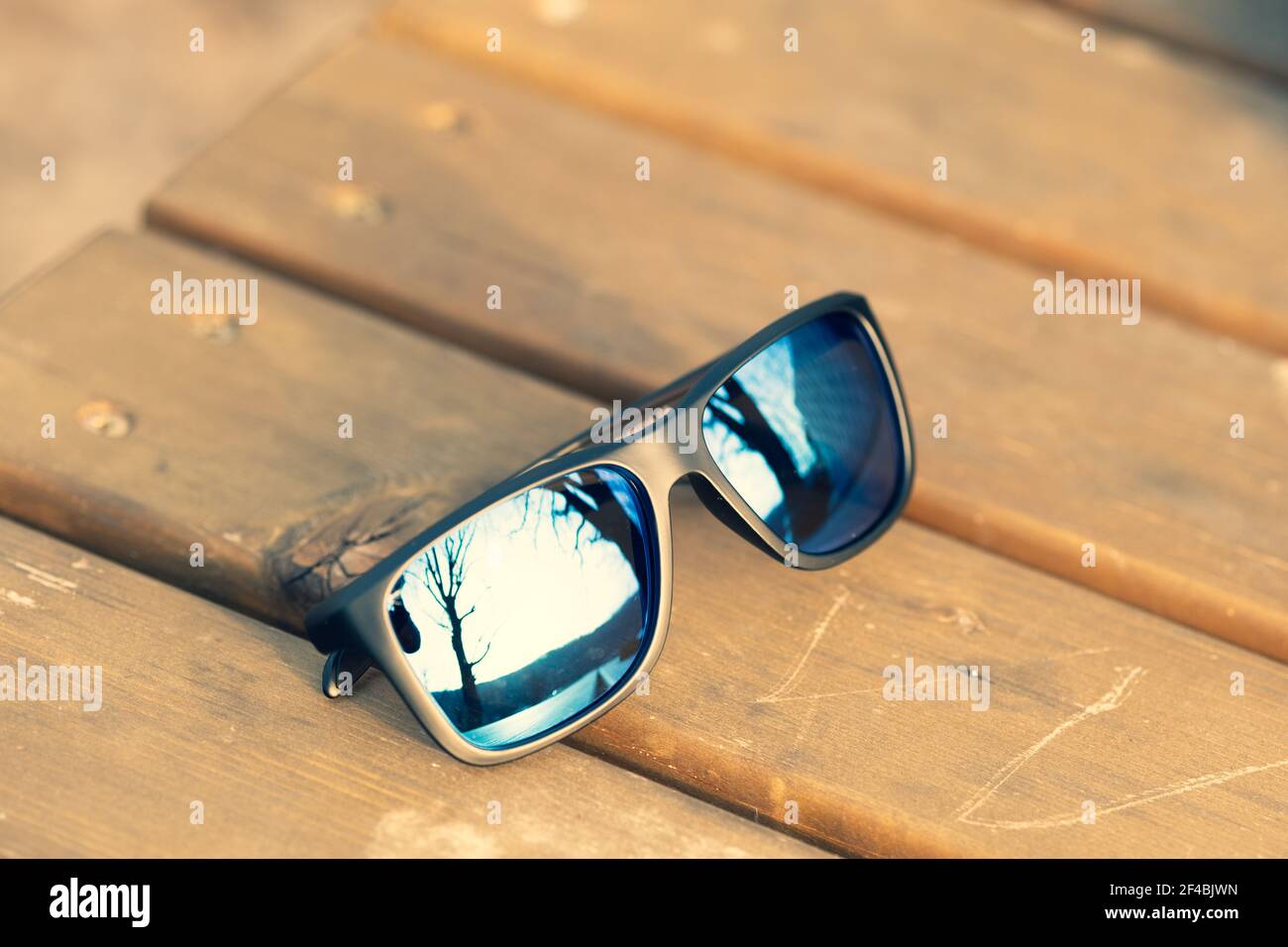 Lunettes de soleil classiques avec verres bleus photographiez à l'extérieur dans un gros plan de jour d'été. Mise au point sélective Banque D'Images
