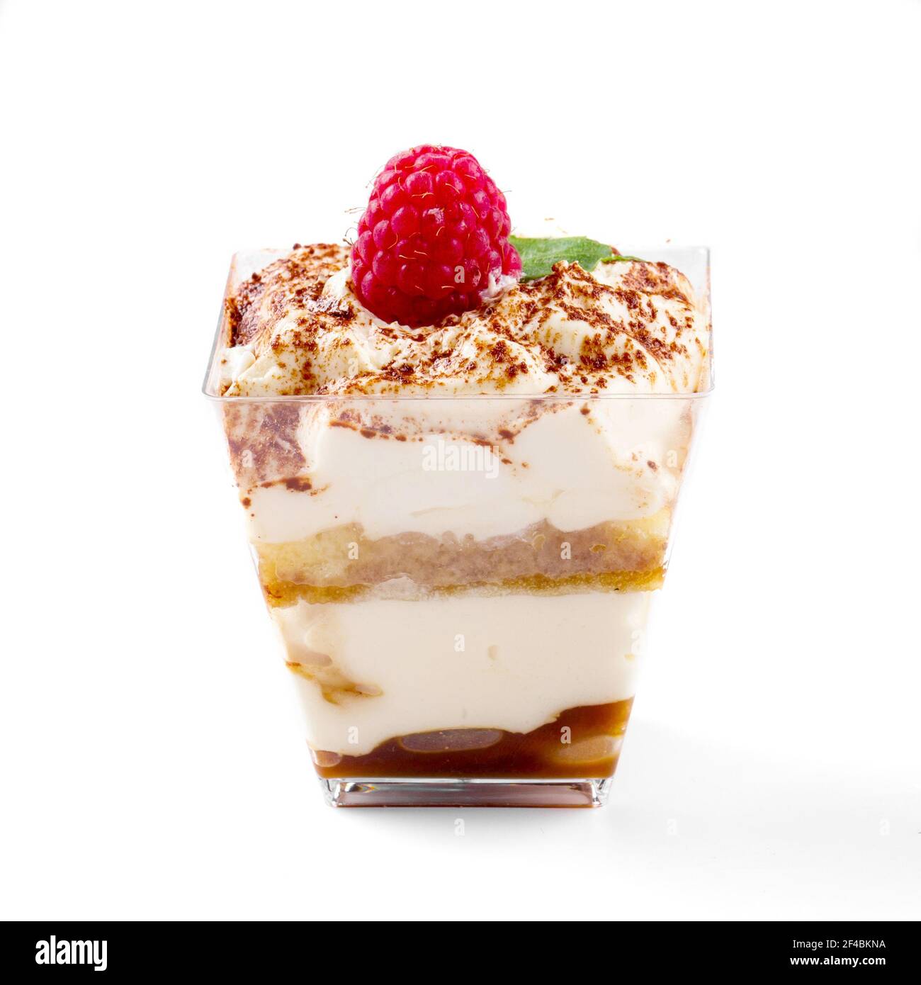 Dessert tiramisu trifle isolé avec framboise Banque D'Images