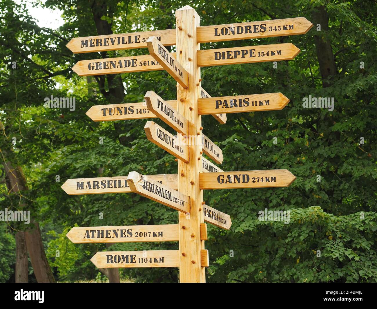 Indications d'accès en bois à Vallee-aux-loups à Châtenay-Malabry, hauts-de-Seine, Île-de-France, France vers différentes villes Banque D'Images