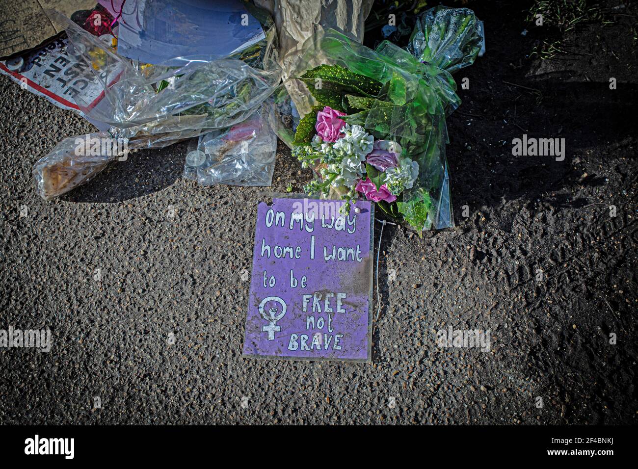 LONDRES, ANGLETERRE - MARS 19: Signe et fleurs à la mémoire de Sarah Everard sur Clapham Common, Londres UK Banque D'Images