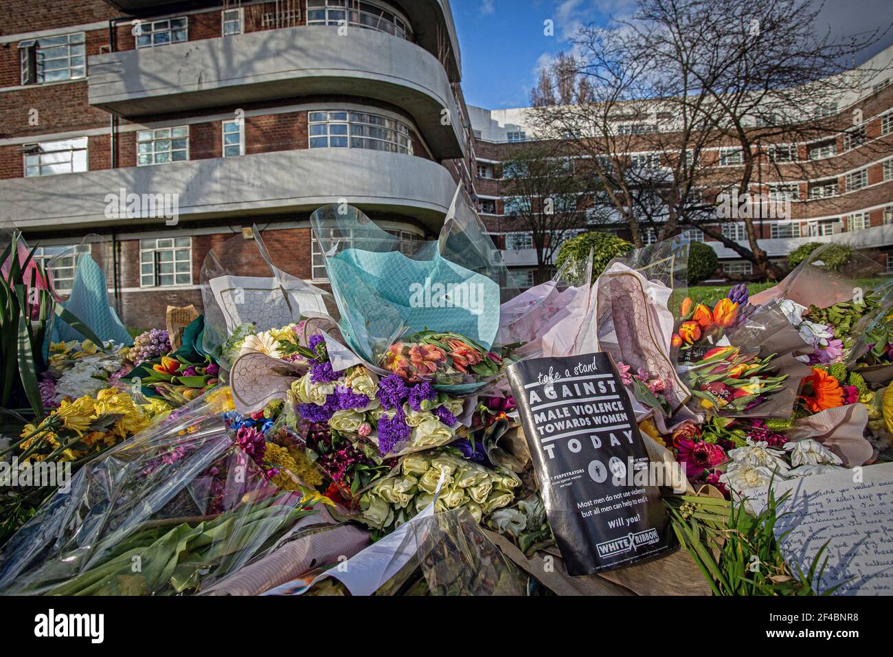Panneau et fleurs à la mémoire de Sarah Everard le long de la A205 Poynders Road, à la jonction avec Cavendish Road à Clapham, sud de Londres, après CCTV of Banque D'Images