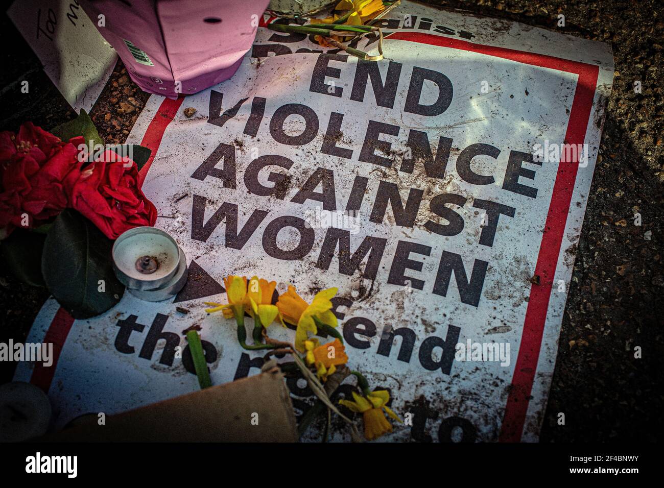 LONDRES, ANGLETERRE - MARS 19: Mettre fin à la violence contre la femme Sign In Clapham Common pour la Sarah Everard Vigil Banque D'Images