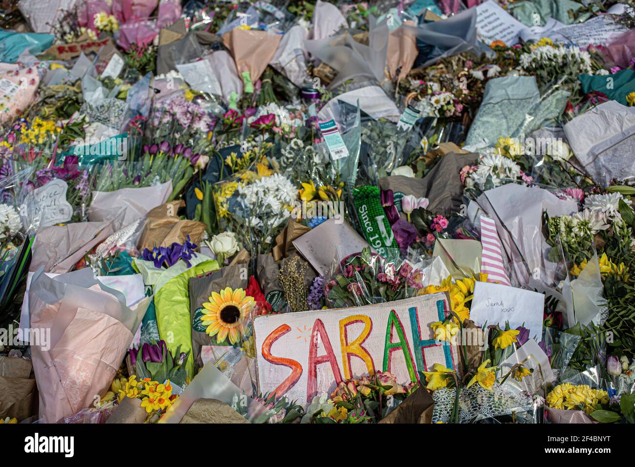 LONDRES, ANGLETERRE - MARS 19.signe et fleurs en mémoire de Sarah Everard sur Clapham Common, Londres Royaume-Uni Banque D'Images