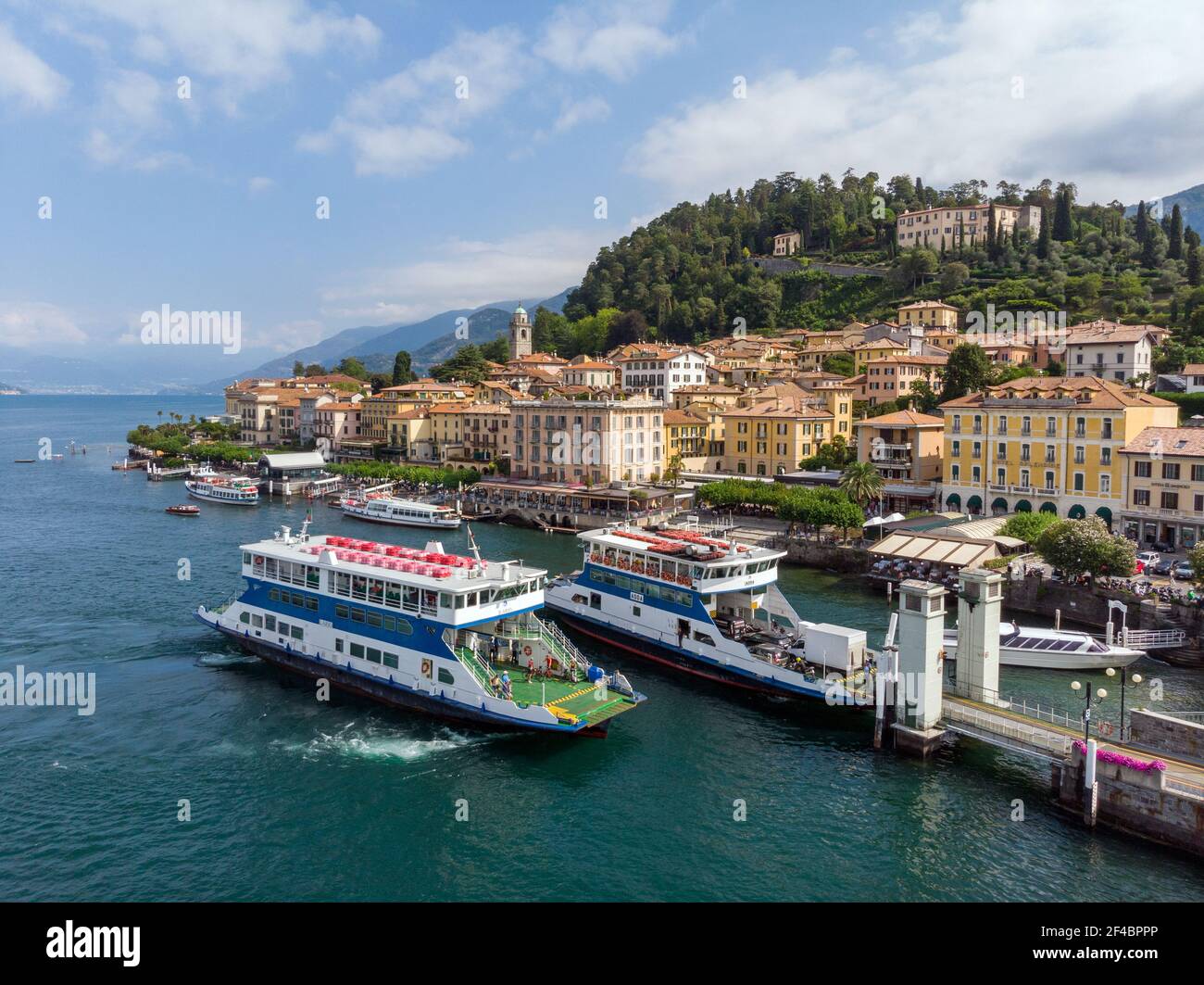 Vue aérienne de Bellagio avec ferry, Lac de Côme, Italie Banque D'Images