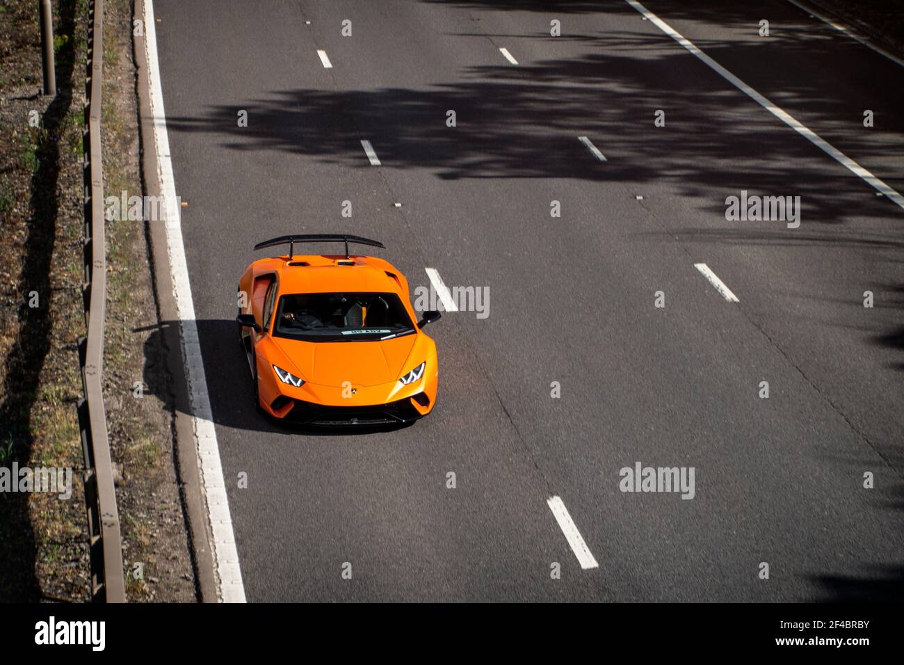 La supervoiture Orange Lamborghini Huracan Performante a roulé sur une autoroute dans le centre de Birmingham, en Angleterre. Banque D'Images