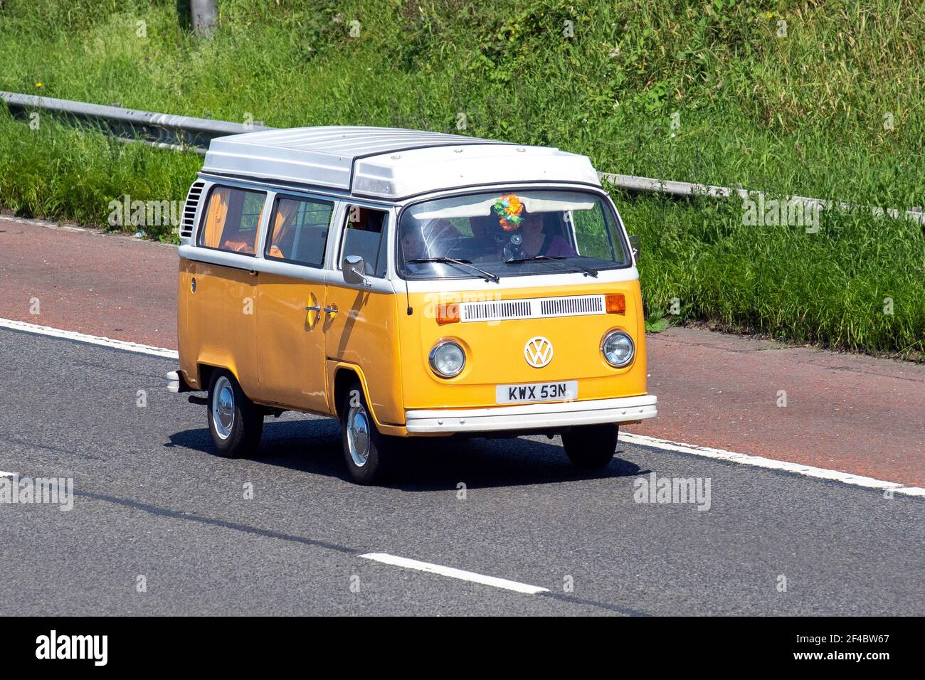 1975 70s jaune blanc VW Volkswagen 1600cc; Volkswagen Motorhomes, pop top caddy, transporter, camping-cars, kombi, combi, campervan van van, conversion motorhome, Vee Dub, Conversions, microbus, bus, campeurs, fourgonnettes VW en mouvement Banque D'Images