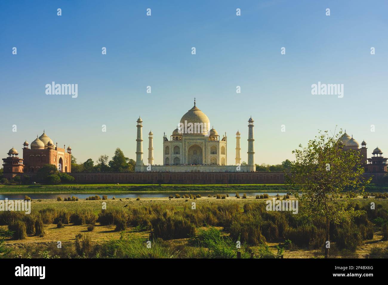 Taj Mahal, site classé au patrimoine mondial de l'UNESCO, à Agra, en Inde, au crépuscule Banque D'Images