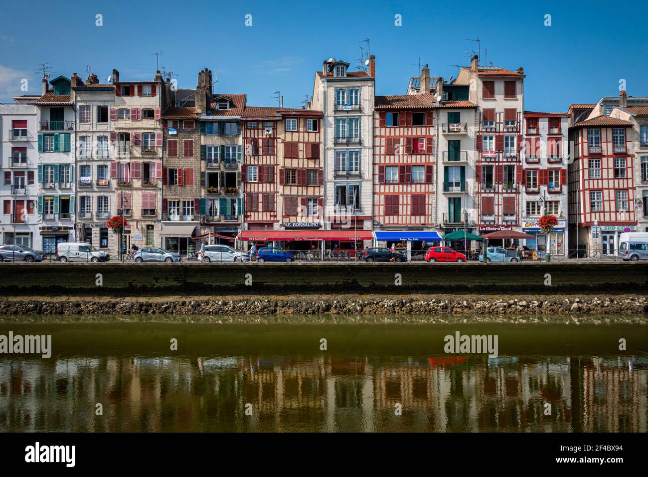 Façades traditionnelles aux fenêtres colorées de Bayonne, pays basque, France Banque D'Images
