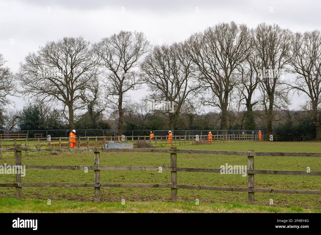 Great Missenden, Buckinghamshire, Royaume-Uni. 18 mars 2021. HS2 ont détruit trois chênes dans Leather Lane avec plus à suivre pour un chemin de transport temporaire malgré qu'il y a des trous de chauve-souris dans les arbres et c'est la saison de nidification des oiseaux. HS2 Security et NET baillis sont dans les champs à côté de l'oaks 24/7 et intimidant les résidents locaux. La liaison ferroviaire High Speed 2 de Londres à Birmingham est en train de sculpter une énorme cicatrice à travers les Chilterns qui est un AONB. Un peu moins de 40,000 personnes ont signé une pétition pour sauver Leather Lane Oaks de HS2. Crédit : Maureen McLean/Alay Banque D'Images