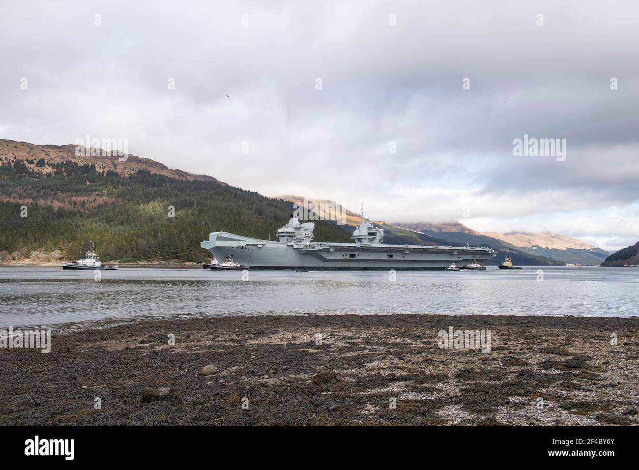 Finnart, Loch long, Écosse, Royaume-Uni. 20 mars 2021. PHOTO : le HMS Queen Elizabeth quitte l'Écosse, après que le porte-avions a été amarré sur le côté de long Loch à Glenmallan la semaine dernière, prenant du carburant, des munitions et d'autres fournitures, avant les exercices navals qui font partie du groupe d'attaque britannique Carrier Strike Group 2021. Crédit : Colin Fisher/Alay Live News Banque D'Images