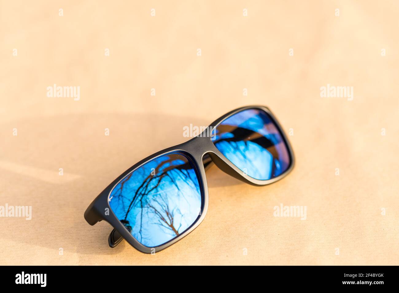 Lunettes de soleil classiques avec verres bleus et cadre noir photographiez à l'extérieur dans un gros plan de jour d'été. Mise au point sélective Banque D'Images