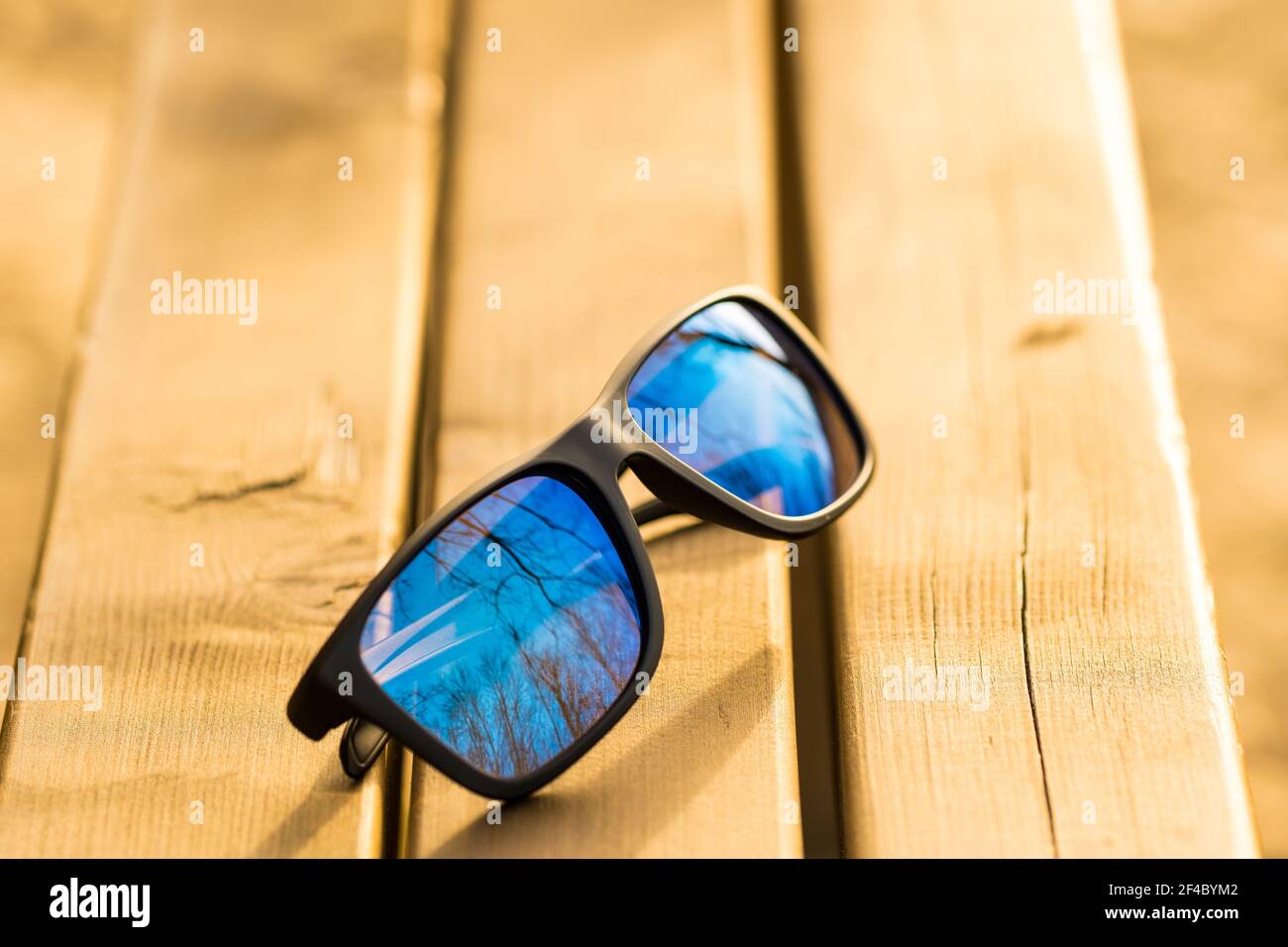 Lunettes de soleil classiques avec verres bleus et cadre noir photographiez à l'extérieur dans un gros plan de jour d'été. Mise au point sélective Banque D'Images