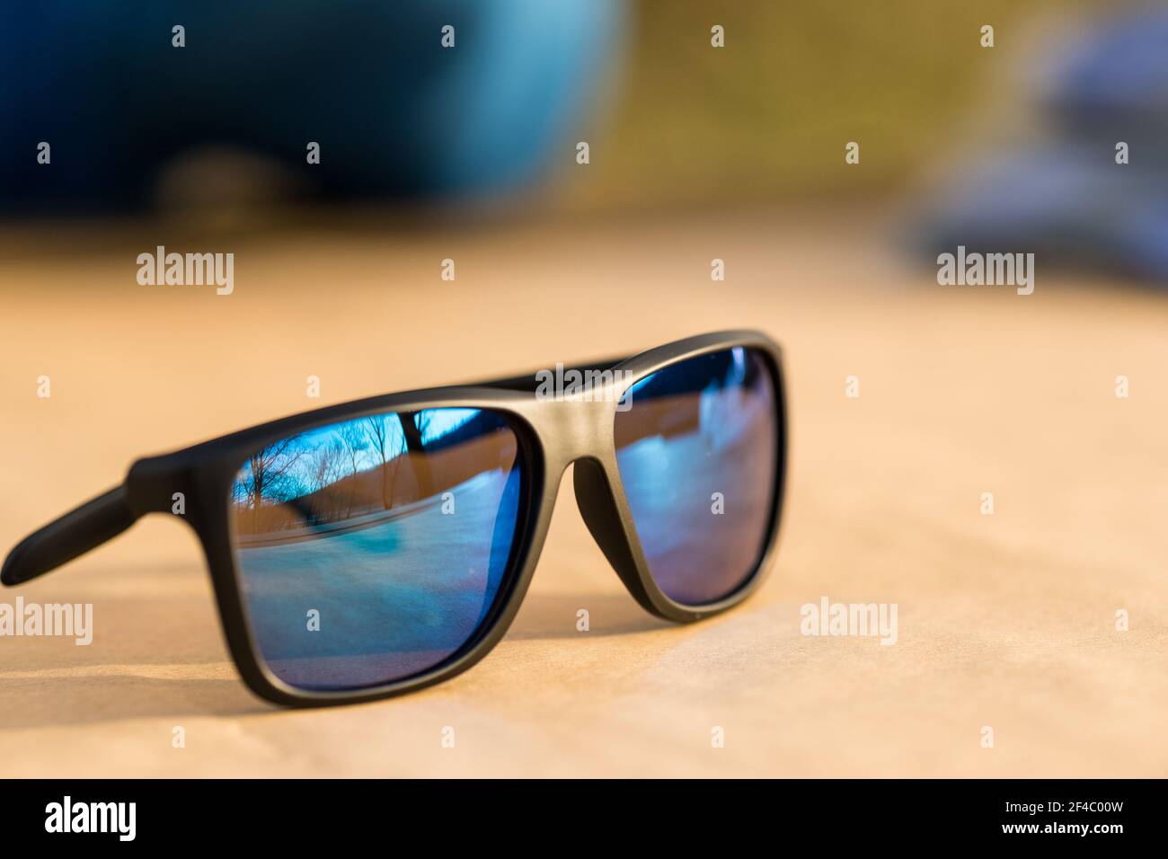 Lunettes de soleil classiques avec verres bleus et cadre noir photographiez à l'extérieur dans un gros plan de jour d'été. Mise au point sélective Banque D'Images