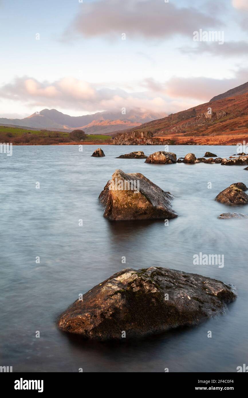 Llyn Mymbyr et Snowdon au lever du soleil, Snowdonia, le Nord du Pays de Galles Banque D'Images