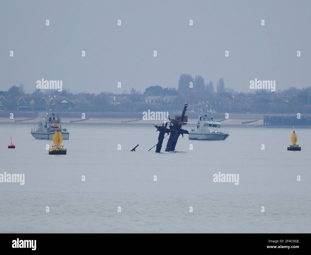 Sheerness, Kent, Royaume-Uni. 20 mars 2021. HMS biter et HMS Express ont vu s'ancrer près de l'épave dangereuse SS Richard Montgomery dans l'estuaire de la Tamise au large de Sheerness, Kent aujourd'hui, qui a coulé avec 1400 tonnes d'explosifs à bord. Crédit : James Bell/Alay Live News Banque D'Images