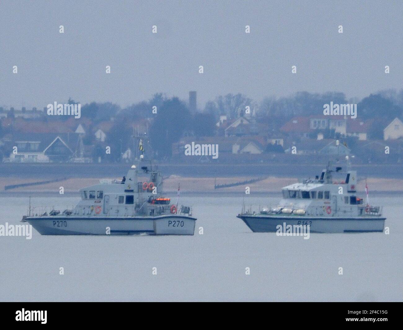 Sheerness, Kent, Royaume-Uni. 20 mars 2021. HMS biter et HMS Express ont vu s'ancrer près de l'épave dangereuse SS Richard Montgomery dans l'estuaire de la Tamise au large de Sheerness, Kent aujourd'hui, qui a coulé avec 1400 tonnes d'explosifs à bord. Crédit : James Bell/Alay Live News Banque D'Images